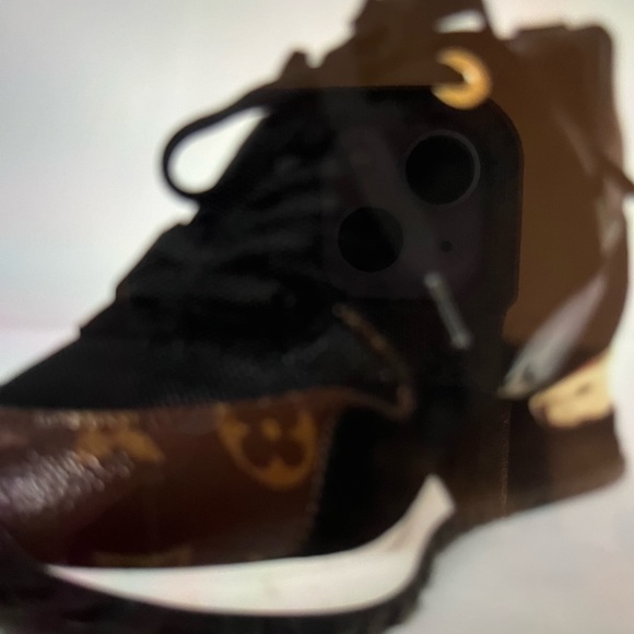 Authentic Louis Vuitton Woman’s Size 38 Black Run very beautiful is like new. - Picture 11 of 12